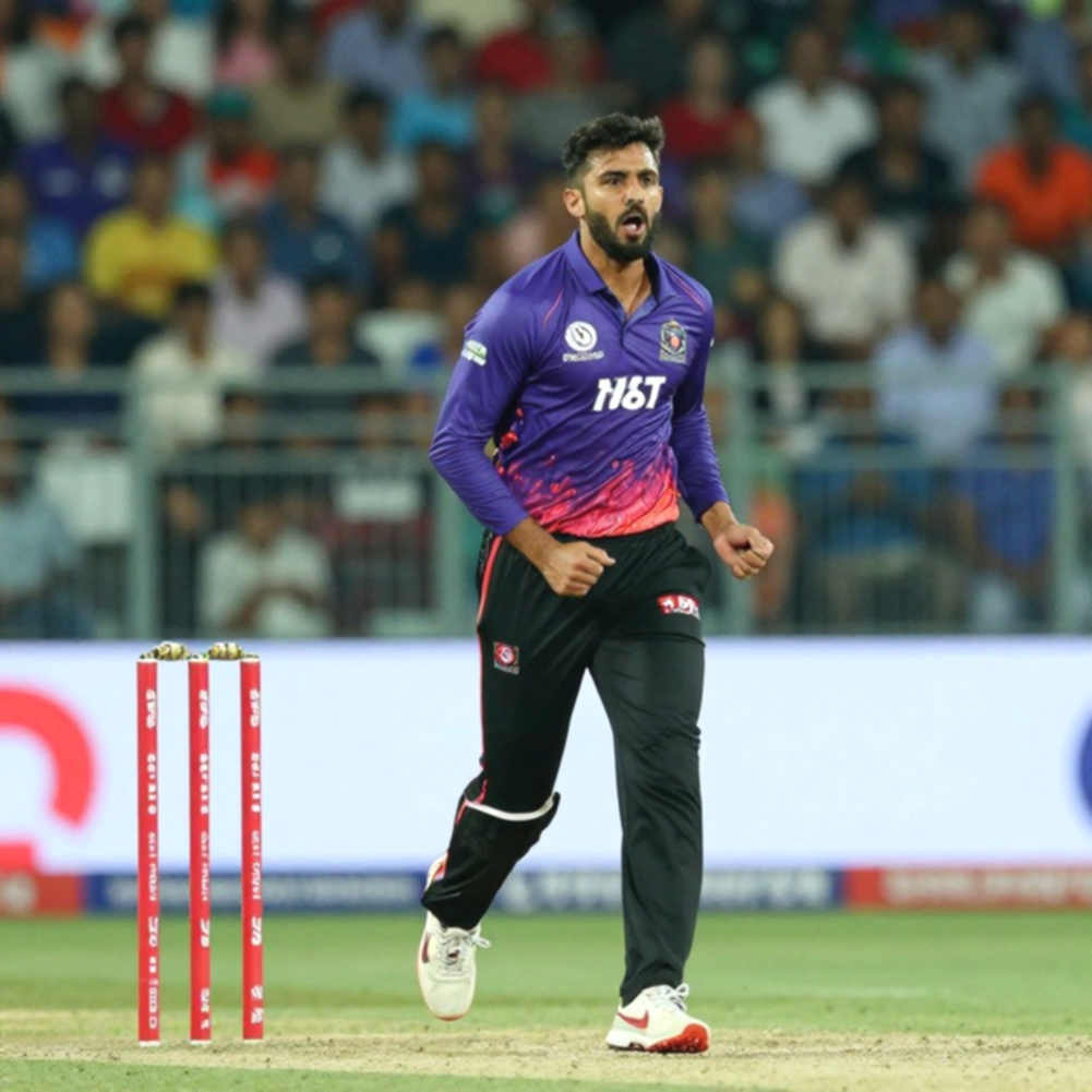 ১৩৫–১৪০-এর আরামদায়ক খাঁচা: ফ্র্যাঞ্চাইজি ক্রিকেট কীভাবে গতিময় বোলারকে শরীরের হিসাব শিখিয়েছে