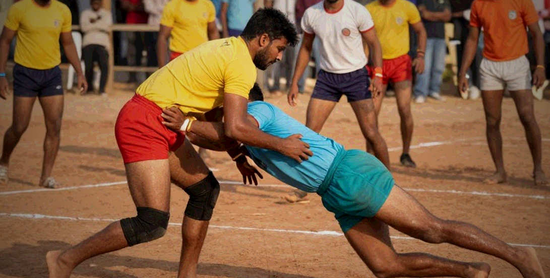 সাত পা, এক সোনালি ডাবল আর ম্যাটের নিচের খাতা সাত পা, এক সোনালি ডাবল আর ম্যাটের নিচের খাতা