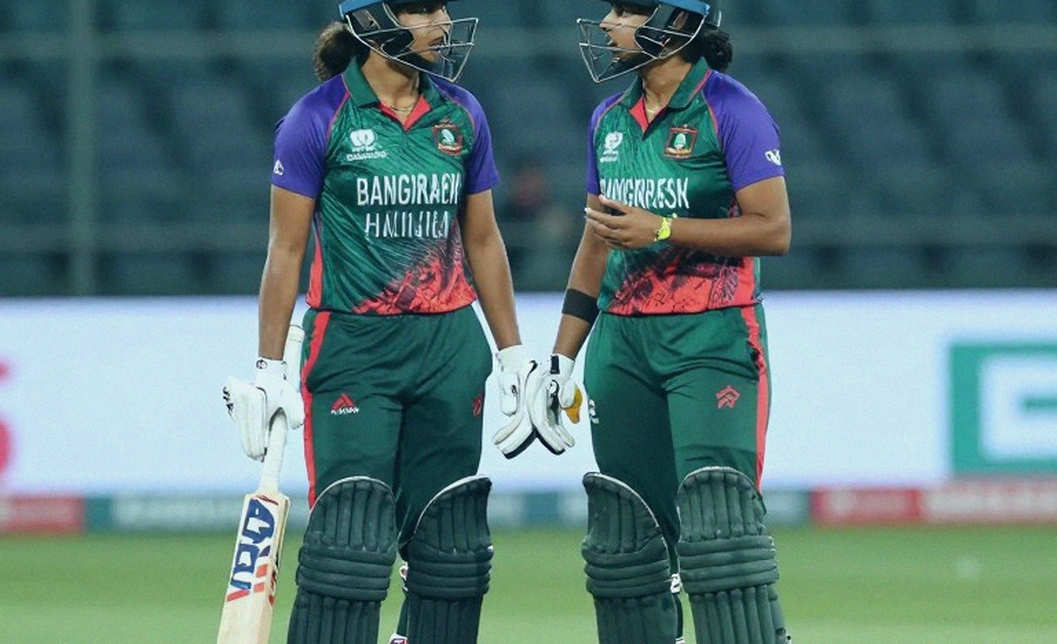 আঠারো বছরের এক পেসার, আর খবরের কাগজের পরে আসা সহায়তা আঠারো বছরের এক পেসার, আর খবরের কাগজের পরে আসা সহায়তা