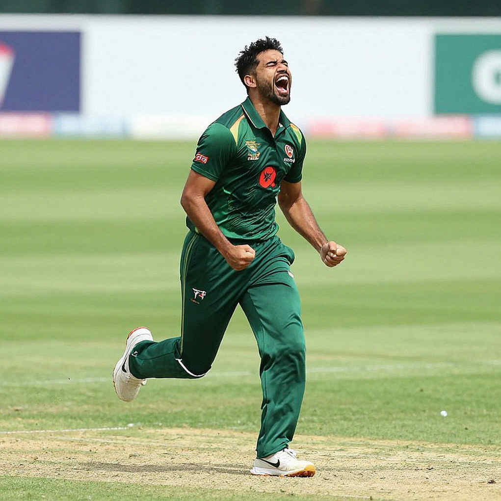 নিলামের খাতায় ভালোবাসার চিঠি: কে সময়ের চেয়ে এগিয়ে দৌড়য়, আর কে তখনো ফিতা বাঁধে নিলামের খাতায় ভালোবাসার চিঠি: কে সময়ের চেয়ে এগিয়ে দৌড়য়, আর কে তখনো ফিতা বাঁধে