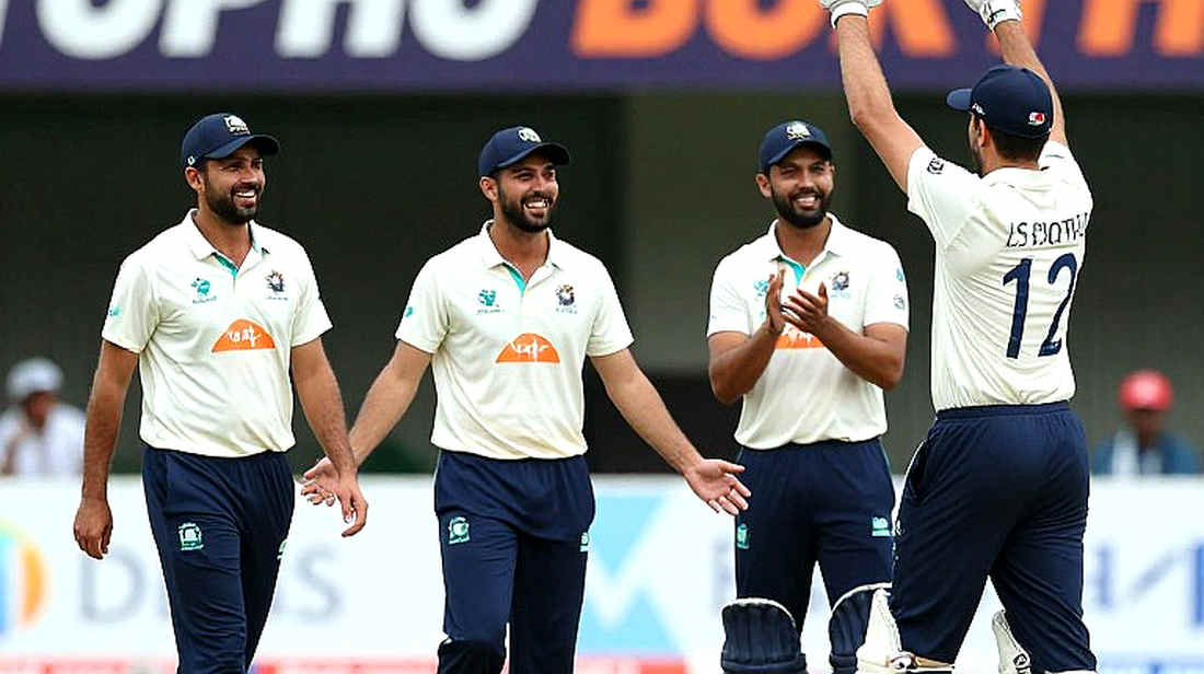 কলম্বোর আর্দ্র সকালে সিমের অভ্যুত্থান: সিরাজের ৬/২১ পুনঃপাঠ কলম্বোর আর্দ্র সকালে সিমের অভ্যুত্থান: সিরাজের ৬/২১ পুনঃপাঠ